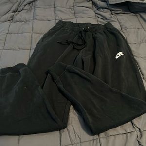 Black Nike joggers. Used good condition, pockets. Womens small